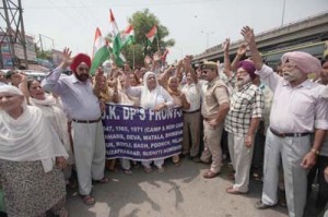 DPs of 1947, 1965 and 1971 raising anti-Government slogans duing a  rally at Jammu on Saturday. -Excelsior/Rakesh