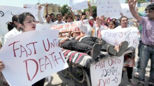 Dental surgeons raising slogans during protest march towards DHS at Jammu on Thursday. -Excelsior/Rakesh