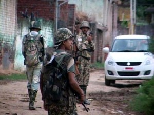 BSF jawans patrol forward area on the IB in Arnia sector. -Excelsior/Rakesh