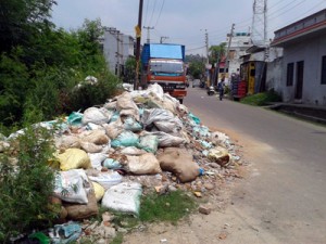 A garbage and ‘mulba’ dump scattered on Lakad Mandi Road in Janipur. -Excelsior/Rakesh