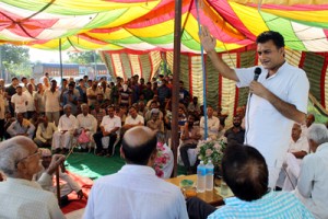 BSP candidate from Nagrota Assembly constituency, Rakesh Wazir, addressing a public meeting at Jhajjar Kotli.