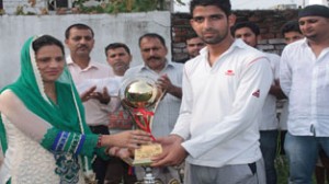 Chief guest Ram Paul Sharma and Rajni Sharma distributing prizes among the winners and participants of CHCL 2014.