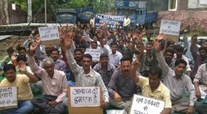 PHE employees protesting at Vijaypur on Tuesday. -Excelsior/ Gautam