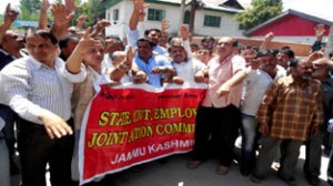 Employees taking out protest march towards Civil Secretariat in Srinagar on Wednesday.—Excelsior/Amin War
