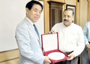 Union Minister for Science & Technology Dr Jitendra Singh welcoming Japanese Minister for Science & Technology Hakubun Shimomura at Anusandhan Bhawan in New Delhi on Tuesday.