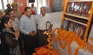 Dr Jitendra Singh paying tributes to land row agitation martyrs at Jammu on Sunday.  -Excelsior/Rakesh