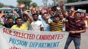 Jail Warden candidates raising slogans during protest dharna at Press Club, Jammu on Monday. -Excelsior/Rakesh