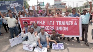 ITI trained & CP workers of PHE protesting for their regularization on Monday.  -Excelsior/Rakesh