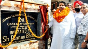 Minister for Housing, Raman Bhalla inaugurating lane at Shastri Nagar.
