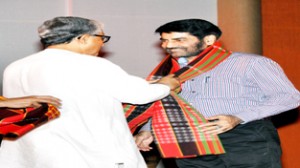 Chief Minister of Tripura Manik Sarkar, honouring Padamshree Balwant Thakur on Monday.