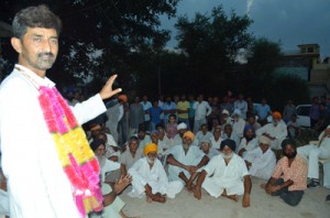 Congress leader Arun Sharma addressing a public meeting at Rara inVijaypur.