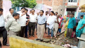 Former Minister, Yogesh Sawhney alongwith officials of UEED Department taking stock of problems of Rajeev Nagar inhabitants at Jammu.