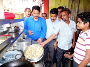 JMC team inspecting establishment selling momos.  -Excelsior/Rakesh