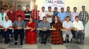 Dignitaries alongwith participants of CME posing for photograph.