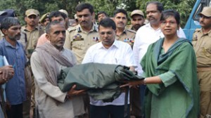 Divisional Commissioner and DC Udhampur distributing relief.