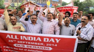 Public sector bank employees and officers raising slogans during protest at Jammu on Thursday. —Excelsior/Rakesh