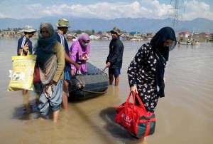 Naval Marine Commandos evacuating stranded people from Bemina to safer places in Srinagar on Monday.(UNI) More pics on page Nos. 3 & 5.