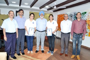 Polina Singh and Kritika Sethi who clinched second place in the 'Great Debate-2104' posing along with VC JU MPS Ishar and other dignitaries.