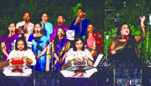 Pt. Bhajan Sopori, Abhay Rustam Sopori & Ragini Rainu performing in the concert.