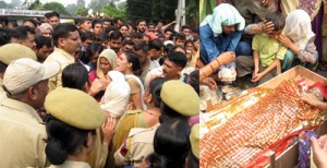 S P Rural M L Kaith pacifying the protestors who blocked Jammu-Poonch National Highway alongwith dead body at Bathera in Jammu.