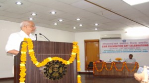 Noted scientist Prof Gutam R Desiraju of Indian Institute of Science, Bangalore, delivering a lecture during CSIR Foundation Day at IIIM Jammu on Friday. —Excelsior/Rakesh