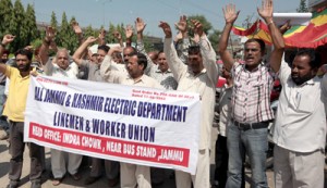 Lineman & Workers raising slogans during protest at Jammu on Monday.