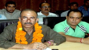 Kuldeep Kumar Kotwal interacting with media persons at Jammu on Friday. -Excelsior/Rakesh