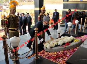 ZEWAN:  Jammu and Kashmir Chief Minister Omar Abdullah lays a floral tribute during an annual Police Commemoration Day ceremony at police headquarters at Zewan on the outskirts of Srinagar on Tuesday. Tributes were paid to policemen and paramilitary soldiers who have lost their lives in the past 24 year while fighting militants in the troubled Jammu and Kashmir region.  Photo/Mohd Amin War