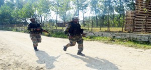 Troops rush to village Chursu in Awantipora during encounter with the militants on Friday. —Excelsior/Sajad Dar