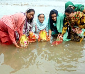 Devotees of Maa Vaishno Devi immersing Kshetri (Saakh Mata) in Tawi river on the conclusion of Navratra festival. -Excelsior/Rakesh