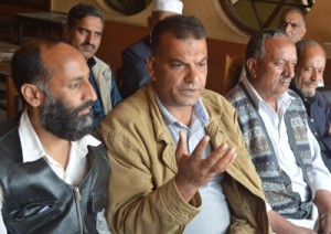Traders addressing press conference in Srinagar on Thursday. -Excelsior/Amin War