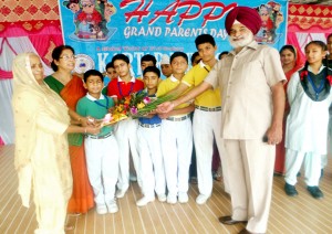 Chief guest alongwith students posing for a photograph.