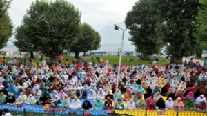 Women perform congregational Eid prayers at Hazratbal shrine in Srinagar on Monday.  -Excelsior/Amin War