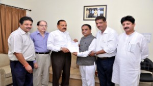 Union Minister Dr. Jitendra Singh receiving memorandum from a delegation of Kashmiri Samiti Delhi in New Delhi on Monday.