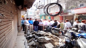 Kiran Wattal giving instructions to JMC officials during a sanitation drive in Jammu on Tuesday.