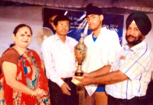 Chandeep Singh being felicitated with a trophy.