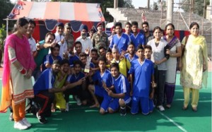 Hockey players posing alongwith officials and dignitaries during the concluding ceremony of Hockey Tournament.