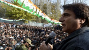 Congress spokesman and veteran Bollywood actor Raj Babbar addressing public gathering at Bandipora on Tuesday.  -Excelsior/Aabid Nabi