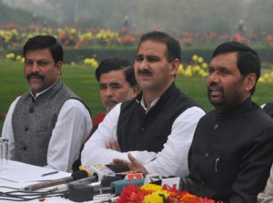 LJP chief and Union Minister for Consumer Affairs, Food and Public Distribution, Ram Vilas Paswan addressing a press conference in Srinagar on Monday. -Excelsior/ Amin War