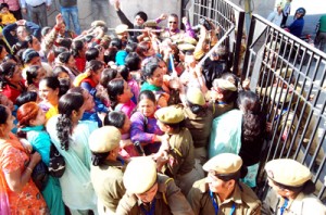 Police trying hard to stop protesting FMPHWs from heading towards Civil Secretariat, Jammu on Tuesday. -Excelsior/Rakesh