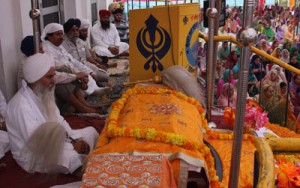 Minister for Housing Raman Bhalla along with members of Sikh community during ‘Gurmat Smagum’ at Digiana Ashram.