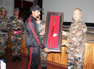 GOC 16 Corps presenting memento to a participant of movitational tour.