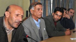President Awami Itehad Party (AIP) and MLA Langate, Er Abdul Rashid, addressing a press conference in Srinagar on Thursday.   —Excelsior/Amin War