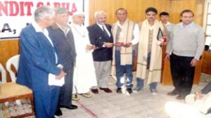 VC JU Prof R.D Sharma presenting PNB Memorial awards to two journalists in Jammu on Saturday.       -Excelsior/Rakesh