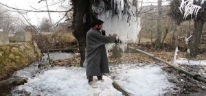 Icicles formed at Shopian due to sharp decline in temperature.         —Excelsior/Younis Khaliq