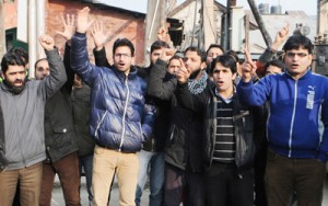 Contractual lecturers protesting against State Government in Srinagar on Tuesday.  -Excelsior/ Amin War