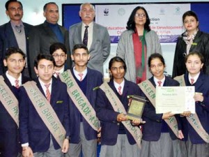 Dignitaries alongwith best performers posing for photograph.