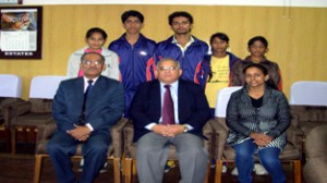 State climbers posing alongwith dignitaries before leaving for Nationals.