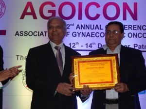 Dr Kasturi Lal receiving Lifetime Achievement Award for his contribution in the field of Gynaecologic Oncoloy.