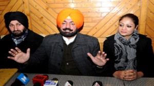 BJP leaders Sukhminderpal Singh Grewal and Dr Hina Bhat addressing a press conference in Srinagar on Thursday.  - Excelsior/Amin War